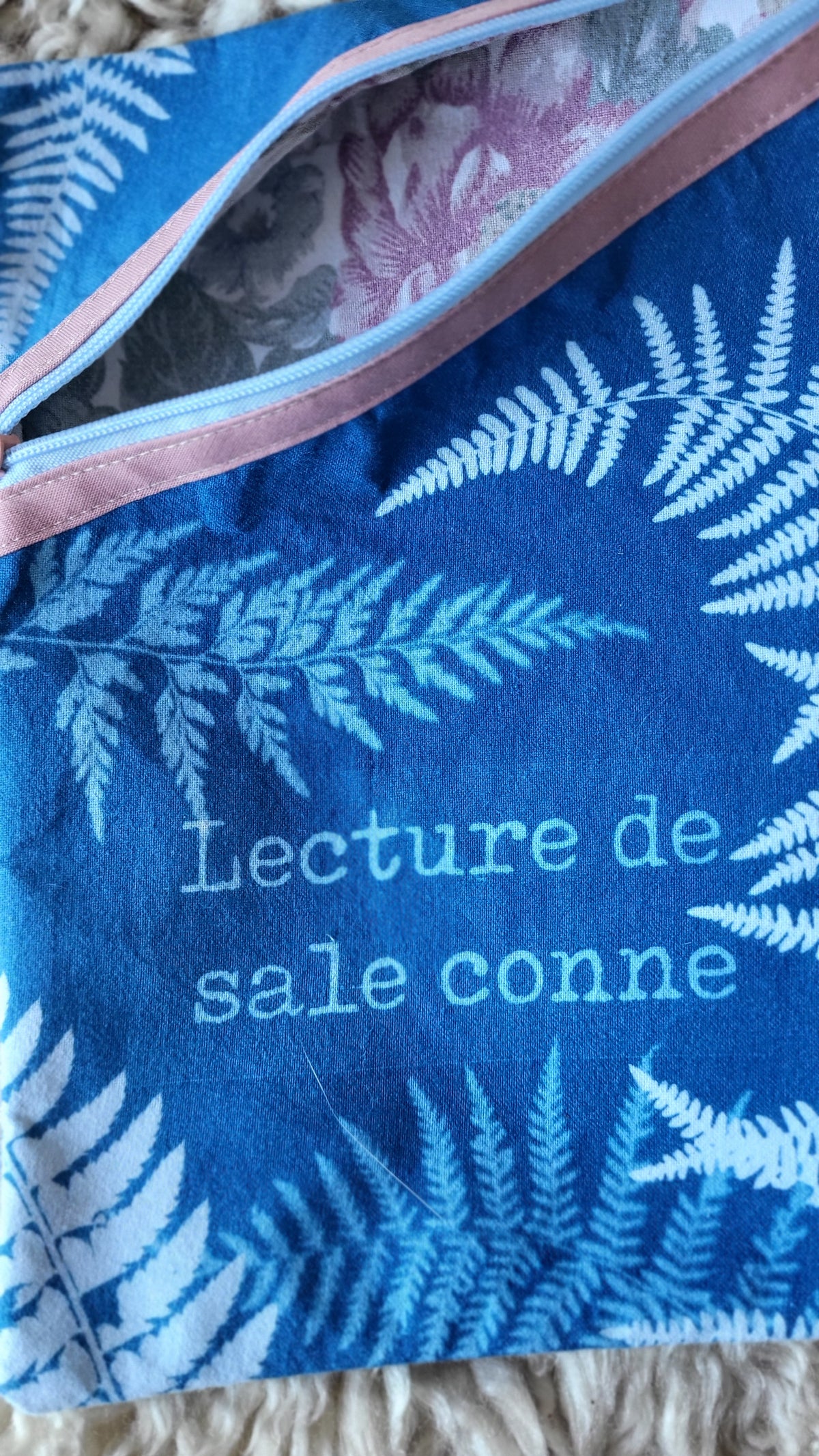 Pochette à livre 🤘"Sale conne"🤘 cyanotypée 💙