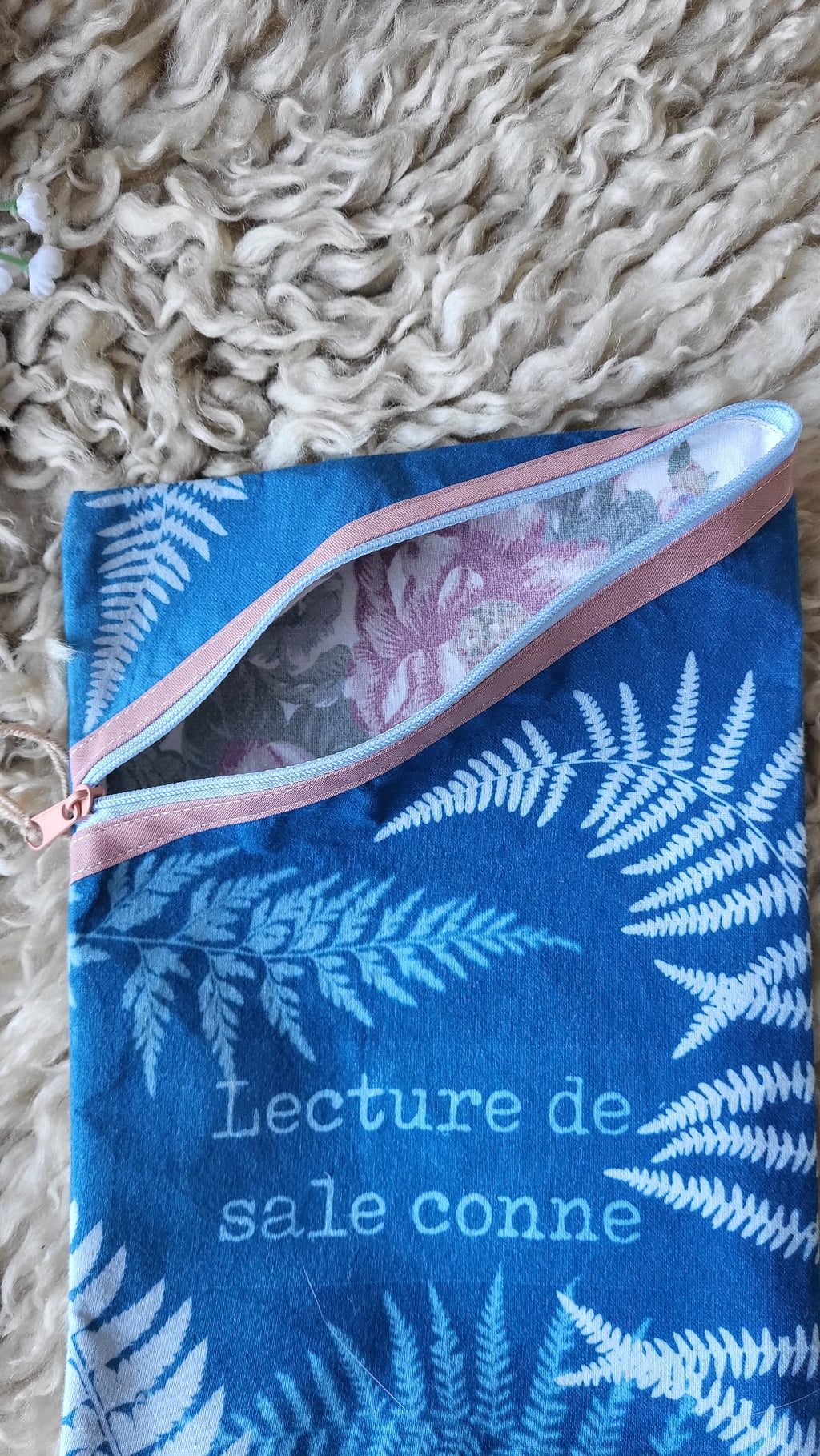 Pochette à livre 🤘"Sale conne"🤘 cyanotypée 💙