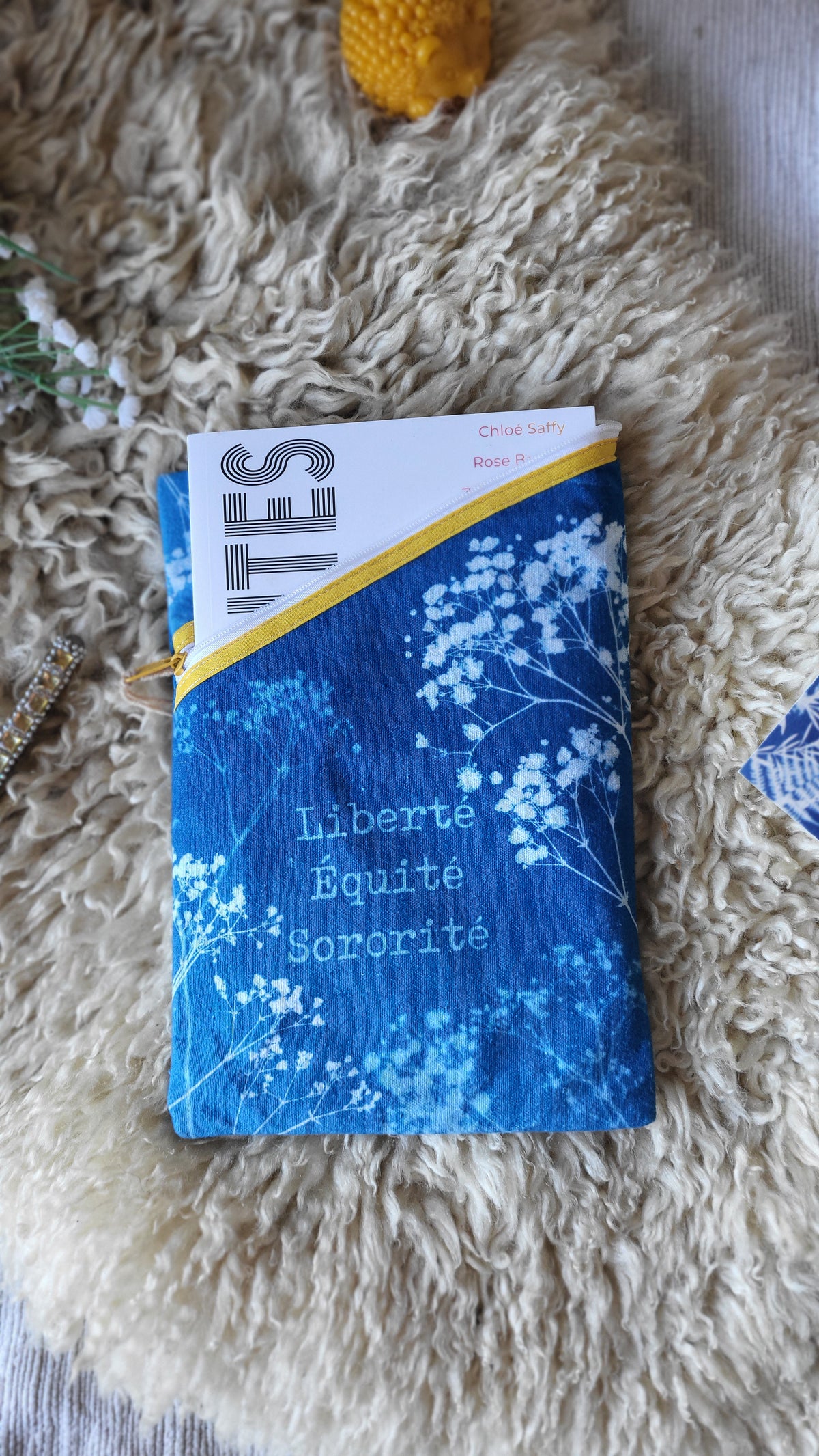 Pochette à livre 👩‍❤️‍💋‍👩"Sororité"👩‍❤️‍💋‍👩 cyanotypée 💙