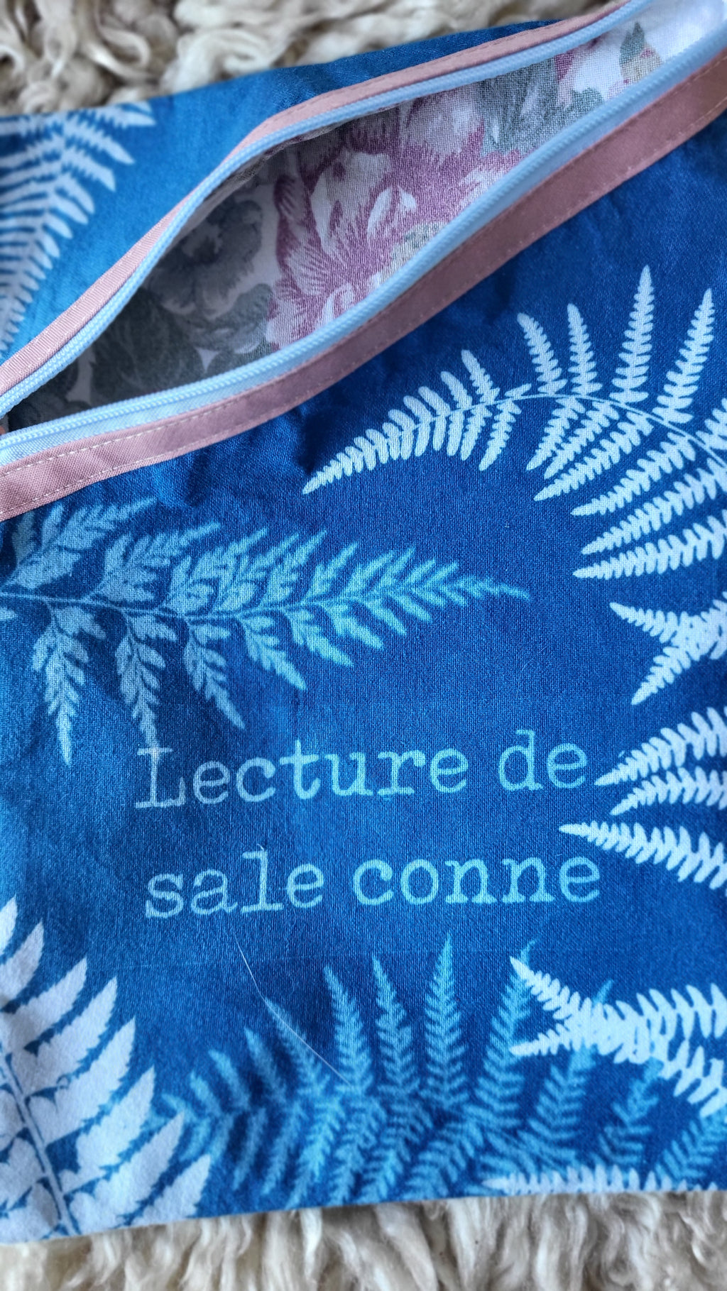 Pochette à livre 🤘"Sale conne"🤘 cyanotypée 💙