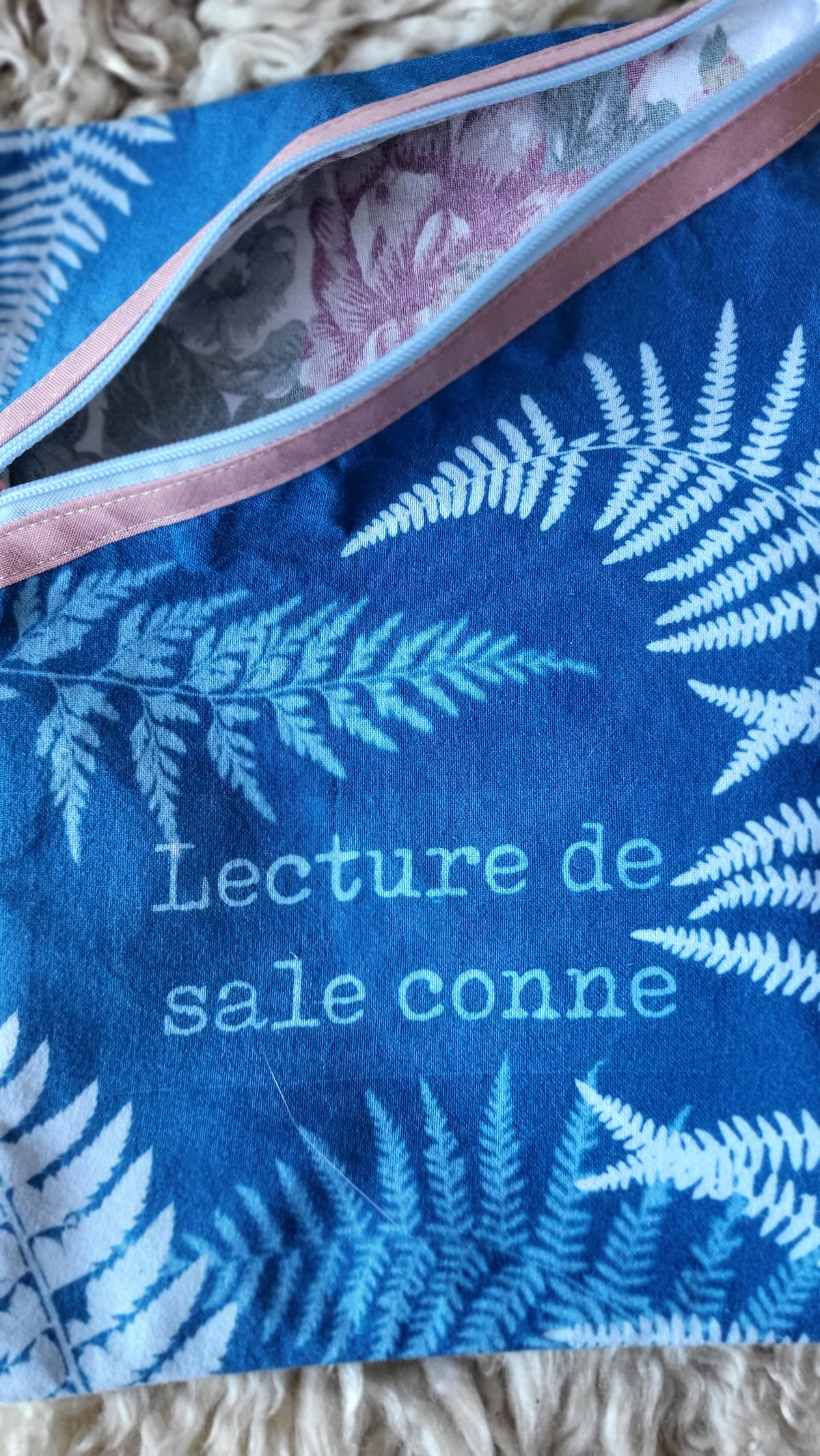 Pochette à livre 🤘"Sale conne"🤘 cyanotypée 💙