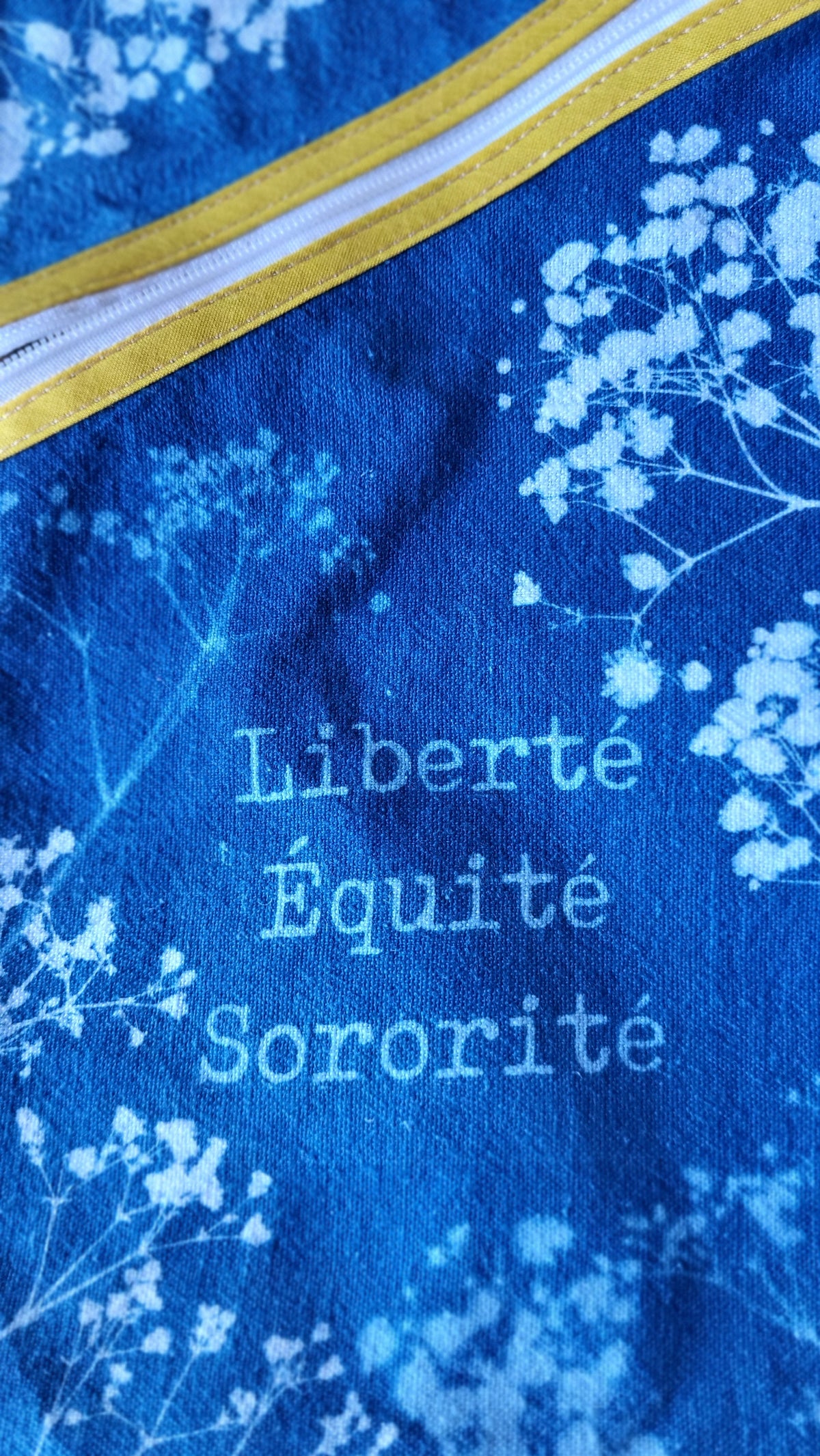 Pochette à livre 👩‍❤️‍💋‍👩"Sororité"👩‍❤️‍💋‍👩 cyanotypée 💙