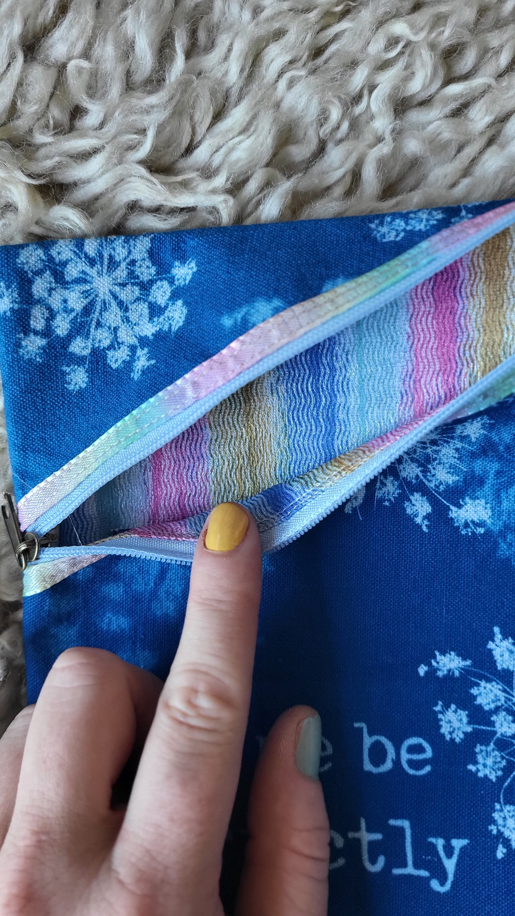 Pochette à livre 🌈"Queer"🌈 cyanotypée 💙