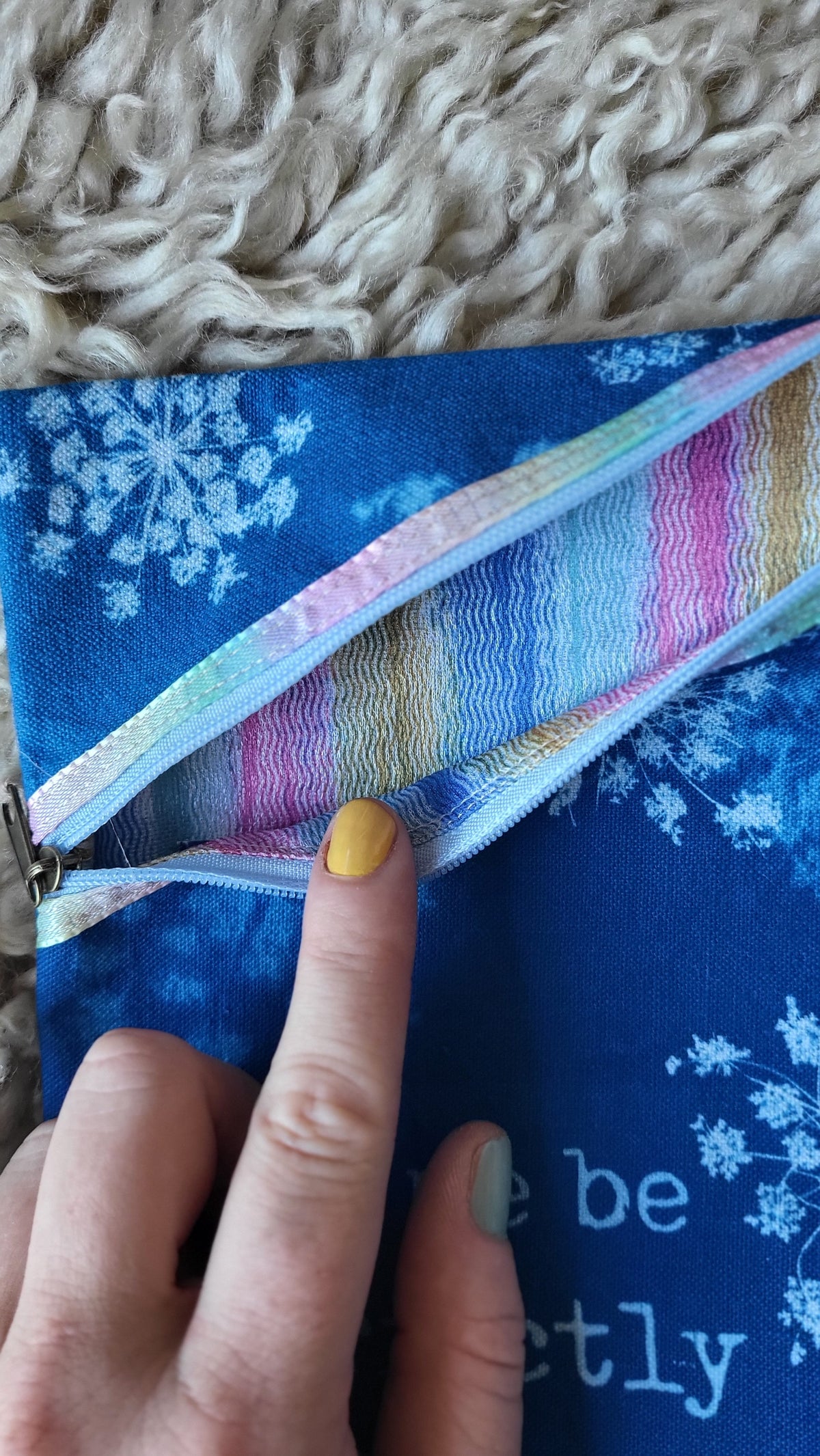 Pochette à livre 🌈"Queer"🌈 cyanotypée 💙