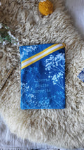 Pochette à livre 👩‍❤️‍💋‍👩"Sororité"👩‍❤️‍💋‍👩 cyanotypée 💙