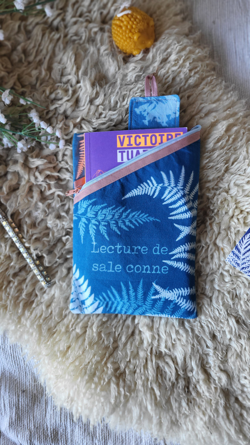 Pochette à livre 🤘"Sale conne"🤘 cyanotypée 💙